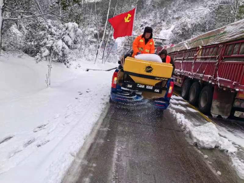平江县公路建设和养护中心铲除积雪、撒融雪剂。单位供图