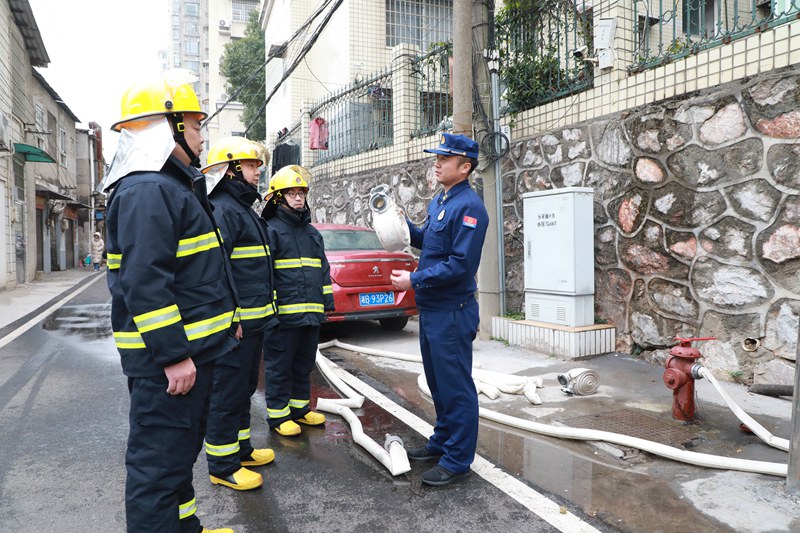 现场拉动微型消防站开展室外消火栓连接水带操训练。单位供图