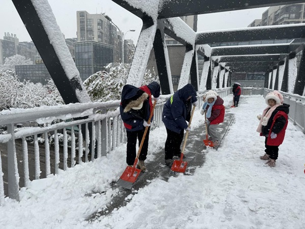 南城社区小小志愿者正在清扫积雪。单位供图