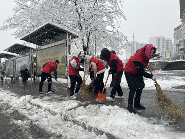 党群正在清扫积雪。单位供图