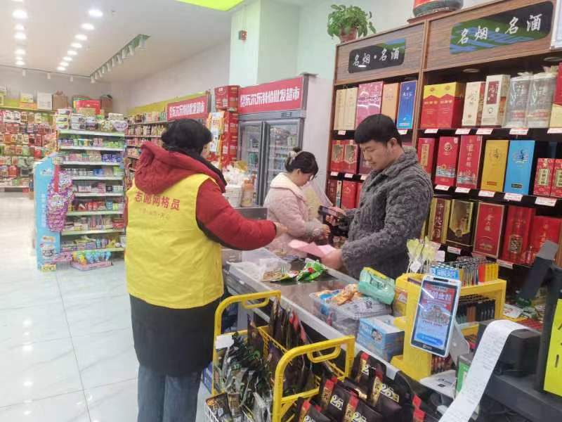 嘉和社区网格员走访门店进行安全提示和消防安全排查。单位供图