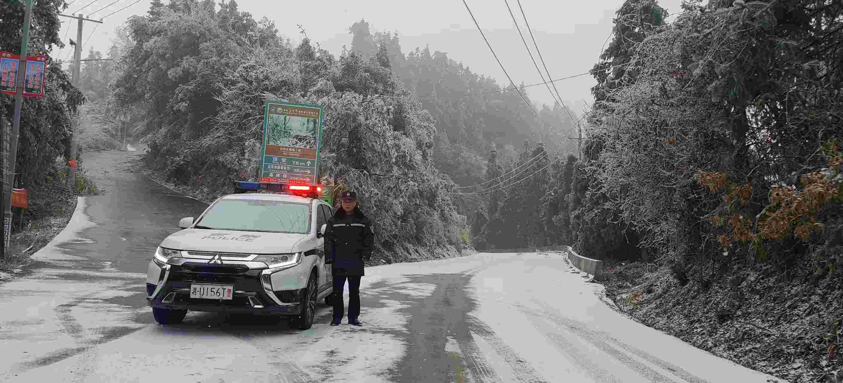 凤凰县公安局全警出动，民辅警们顶风雪、冒严寒，在重点路段加强巡逻。单位供图