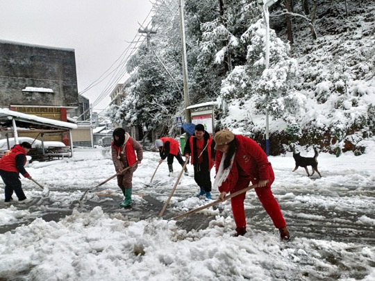  Volunteers are removing ice and snow. Courtesy of Zhongfang County