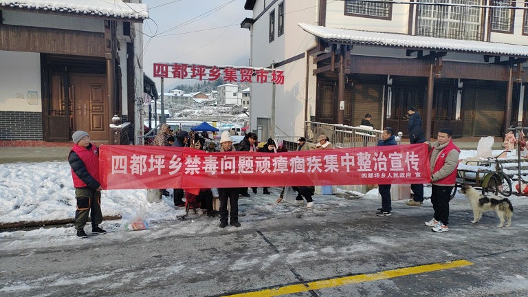 悬拉横幅。单位供图