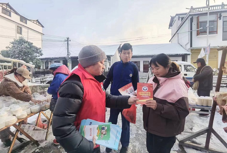 发放宣传册。单位供图