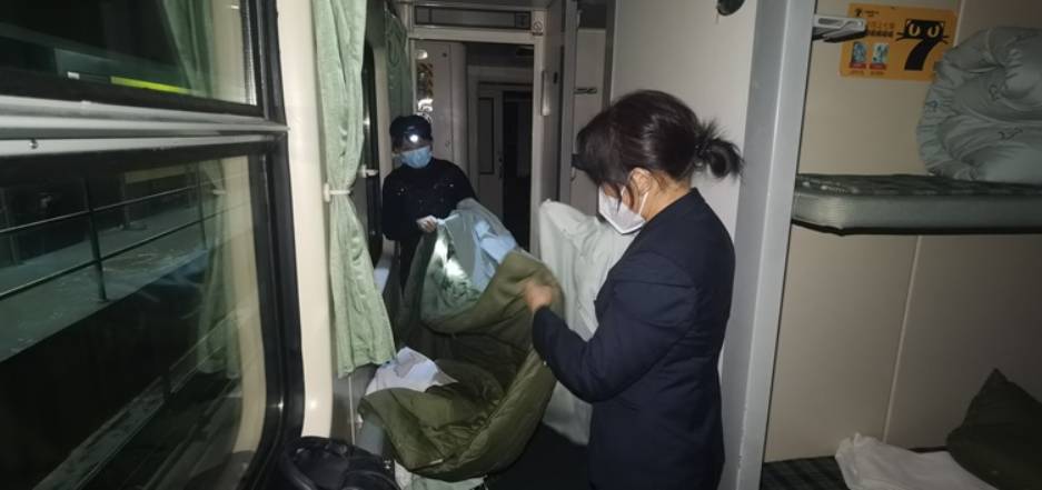 列車臥具整備作業。伍洲攝
