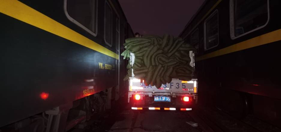 送列車臥具上車廂。伍洲攝