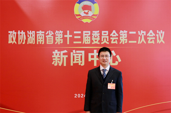 湖南省政协委员、湘雅二医院党委副书记、院长吕奔。人民网记者 吴茜薇摄