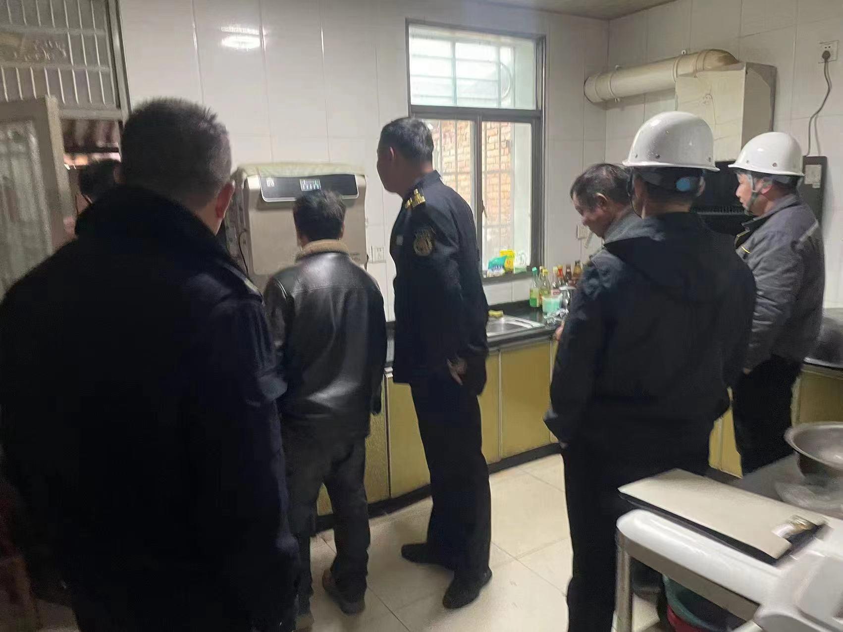 望城区城管执法局和燃气公司工作人员入户调查了解情况。单位供图