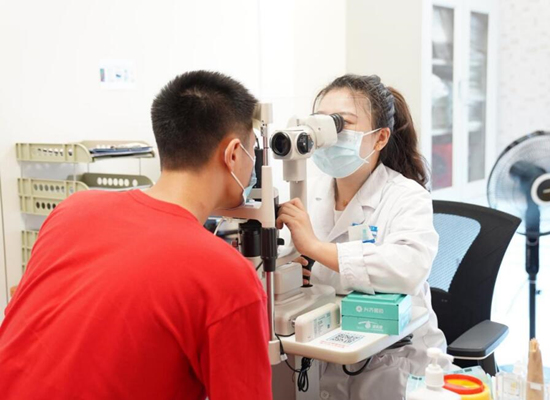 在爱尔眼科医院，做近视手术前会进行系统化的20余项术前检查。受访单位供图
