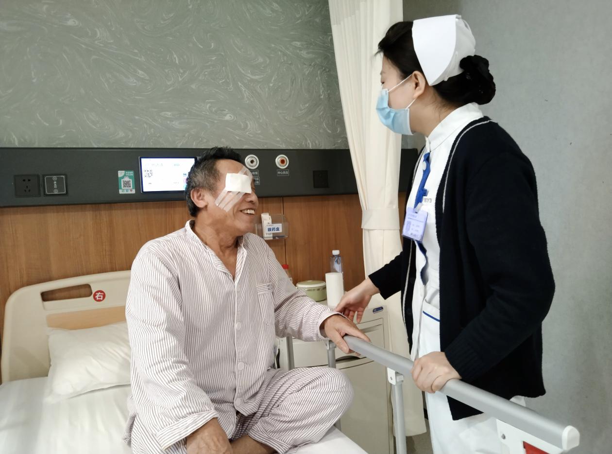 長沙愛爾眼科醫院為困難群眾實施白內障手術援助治療。單位供圖