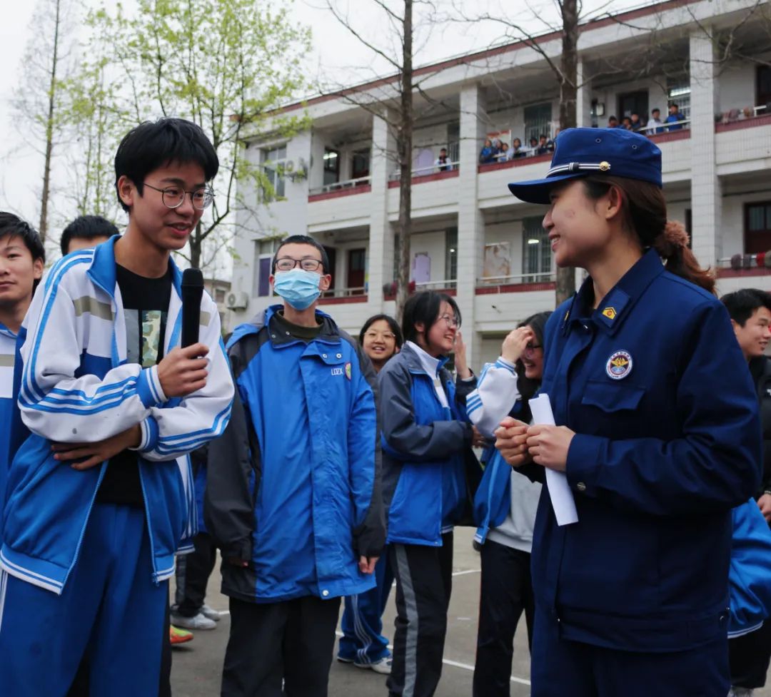 学生在回答消防宣传员提出的问题（单位供图）