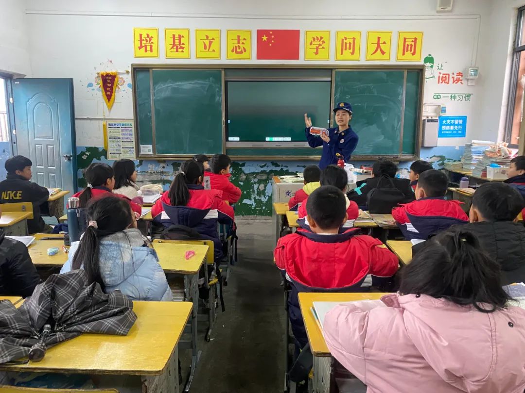 消防宣传员在为学生上消防安全知识课（单位供图）
