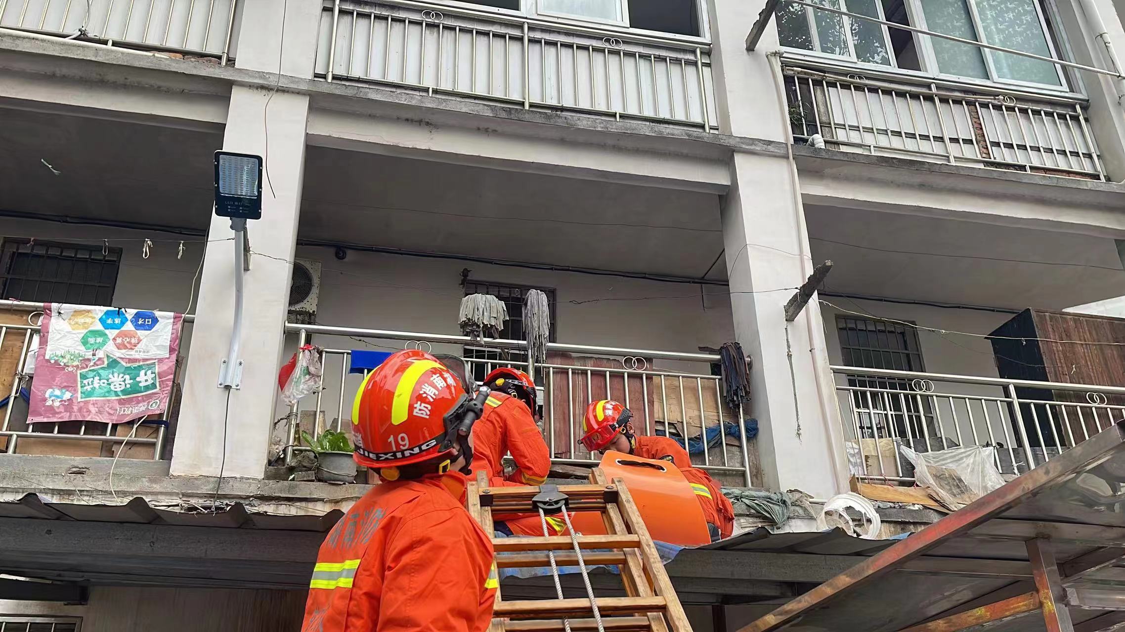 消防救援人員正在將老人固定在救援擔架上（單位供圖）