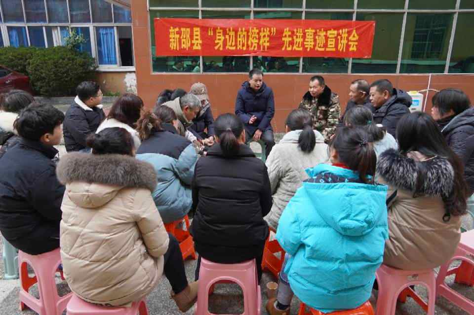 “家风家教好榜样”苏亚伟深入社区，和大家拉家常、聊家风。单位供图