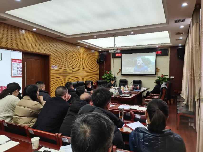 县纪委监委集中学习观看现场。单位供图