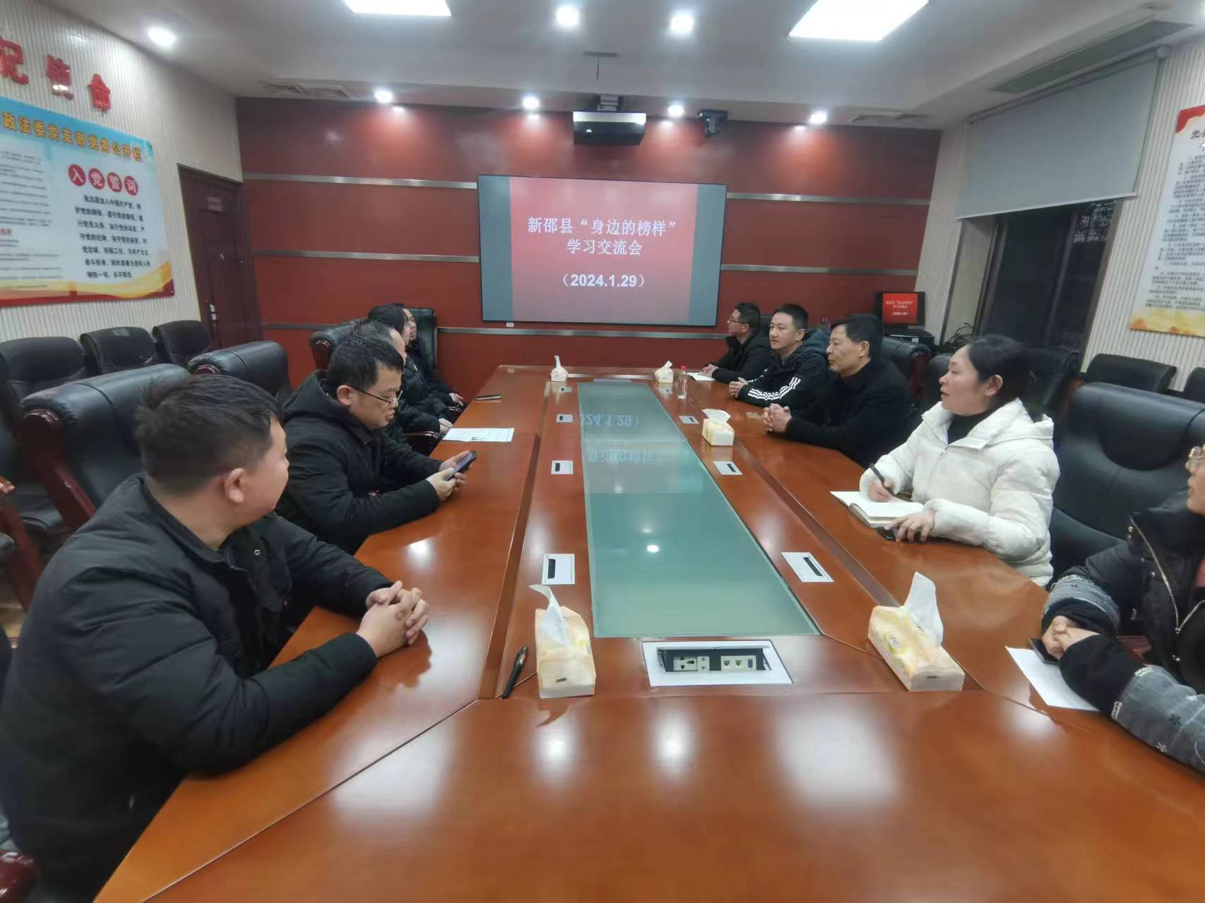 县委政法委干部召开学习研讨座谈会，分享学习心得。单位供图