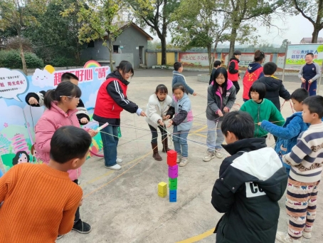志愿者和双清区新渡小学学生一起进行趣味搭建游戏,共助心理健康(单位供图)