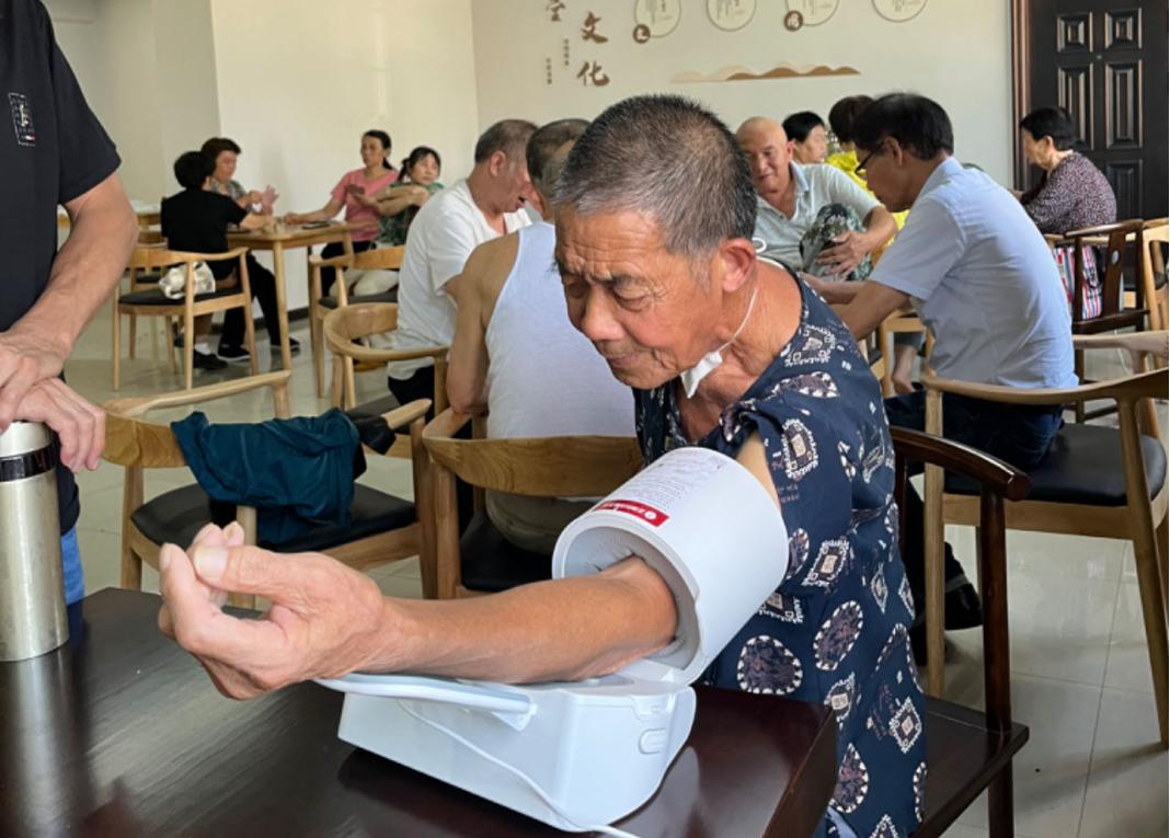 老人在小区养老服务中心享受健康监测服务(单位供图)