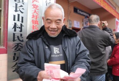 全村1300多名村民喜领分红款。受访单位供图