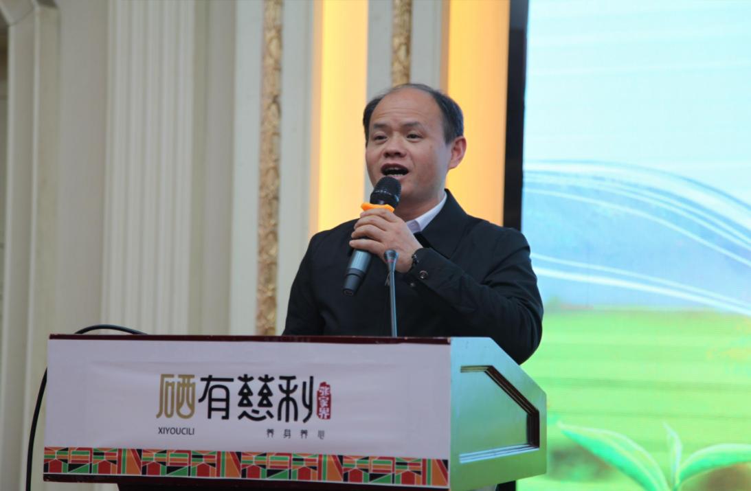 慈利县人民政府副县长、县产业办常务副主任谭本伦会上致辞。单位供图