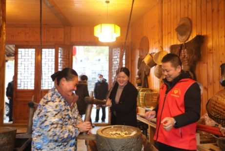 观音塘社区居民体验磨豆腐。单位供图