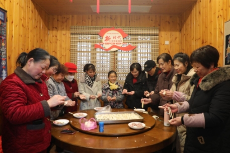 居民们围在一起包饺子。单位供图