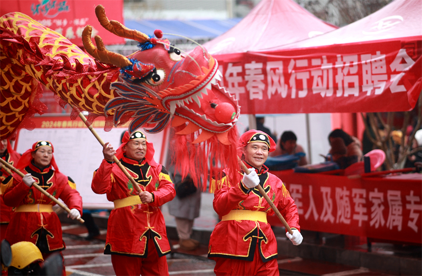 2024年2月3日，湖南省通道侗族自治县城东年货市场上的舞龙表演。李尚引摄