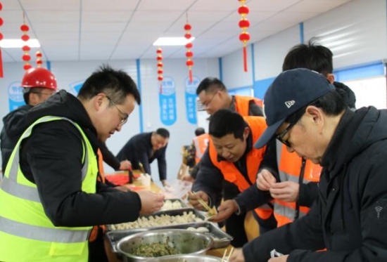 工友和管理人员包饺子。受访单位供图