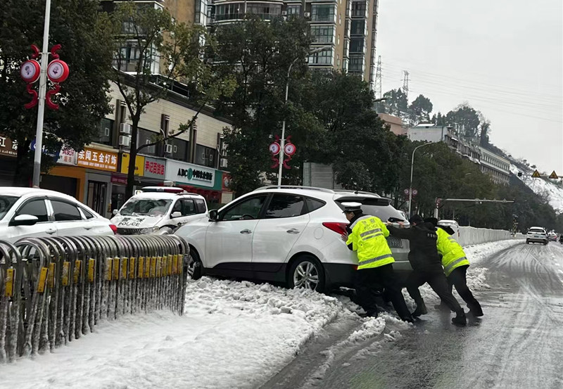 幫助受困車輛。湘西公安供圖