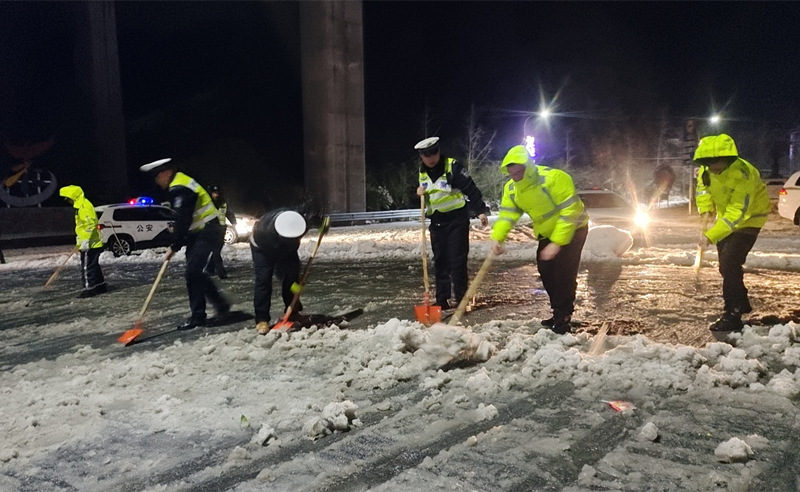 進行道路除冰。湘西公安供圖