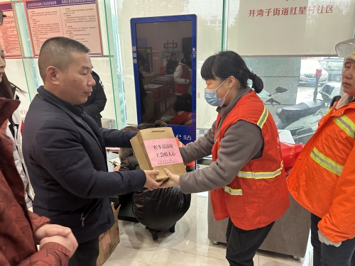 慰问户外劳动者。受访单位供图
