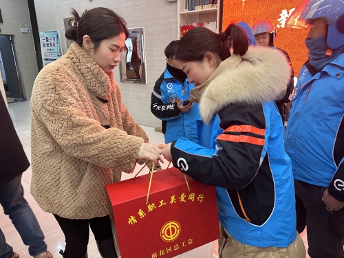 慰问户外劳动者。受访单位供图