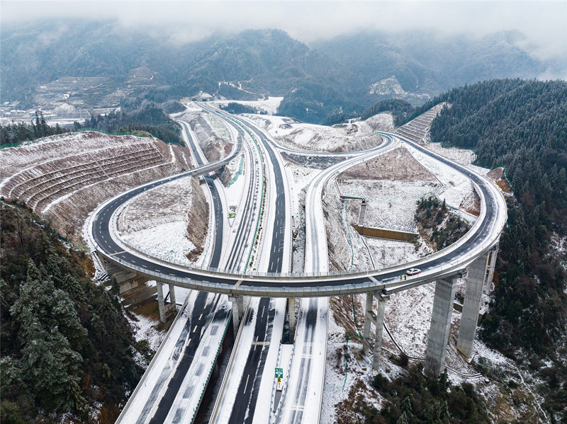 芷铜高速西晃山路段。田文国摄