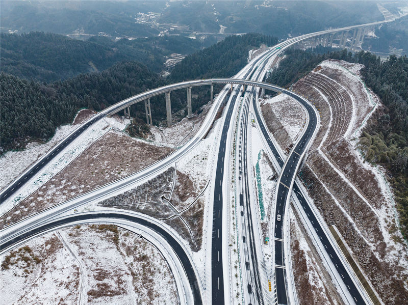 芷铜高速西晃山路段。田文国摄