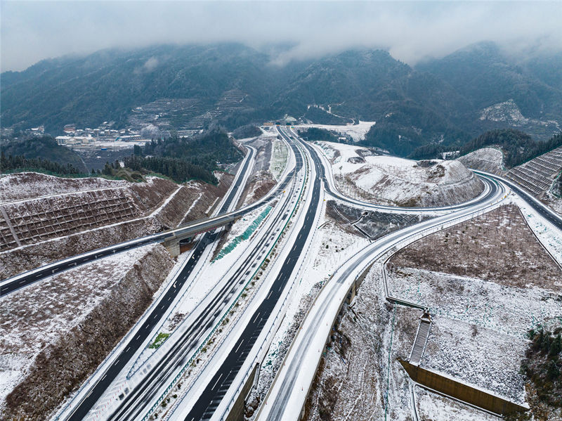 芷铜高速西晃山路段。田文国摄
