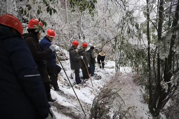電力員工翻越冰山趕往作業現場。單位供圖