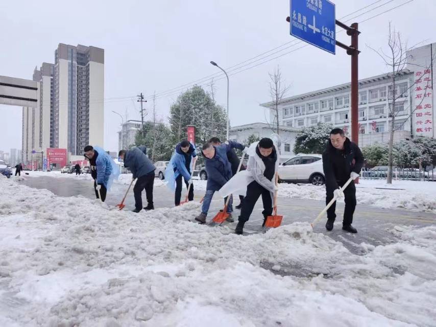 众人扫雪。单位供图