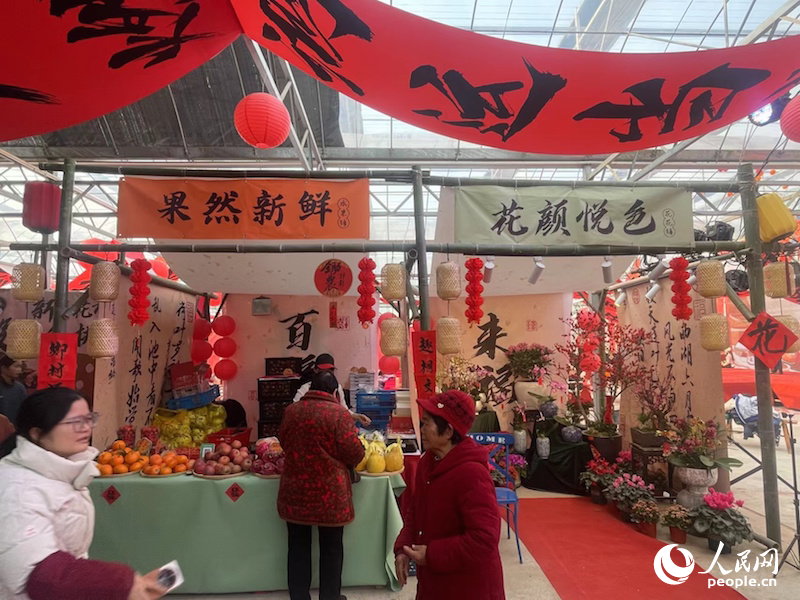 热闹的花市现场。人民网记者 匡滢摄