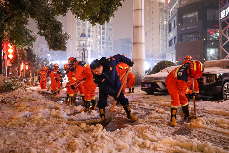 昼夜不停铲除道路积雪。单位供图