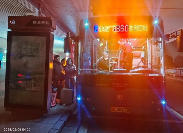 株洲市交通運輸局緊急調集公交車、出租車、網約車全力做好服務保障。單位供圖