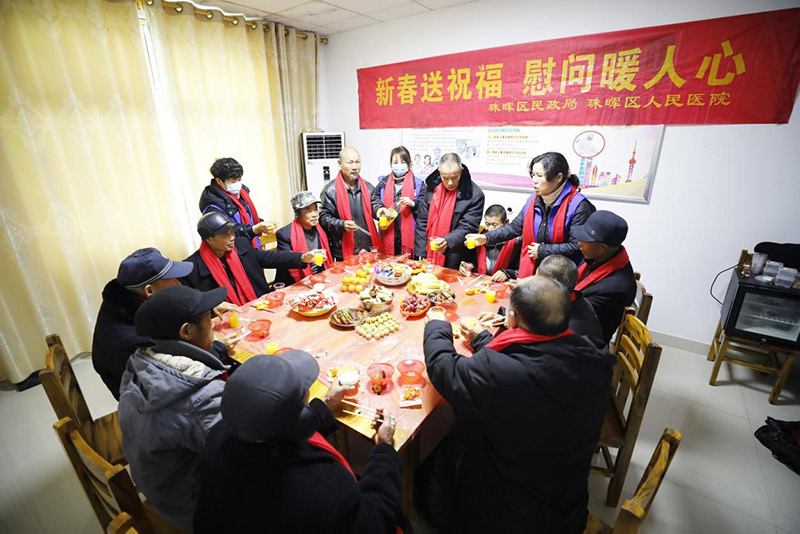 茶山坳鎮日間照料中心老人們吃團圓飯。唐蘭榮攝