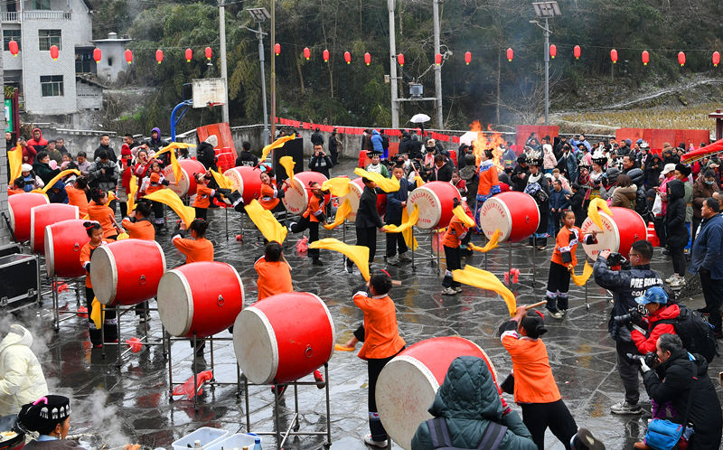 喜迎新年。龙恩泽摄