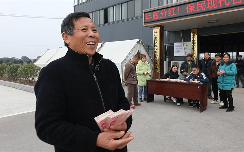 村民领到分红笑开颜。钟祖彪摄