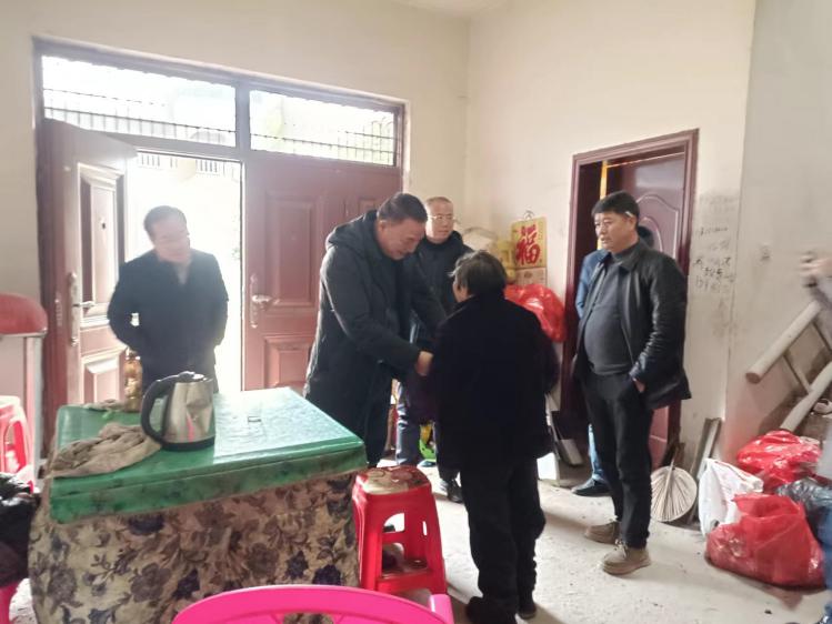 走访慰问易地搬迁保安镇杨家新村王翠章老人。单位供图