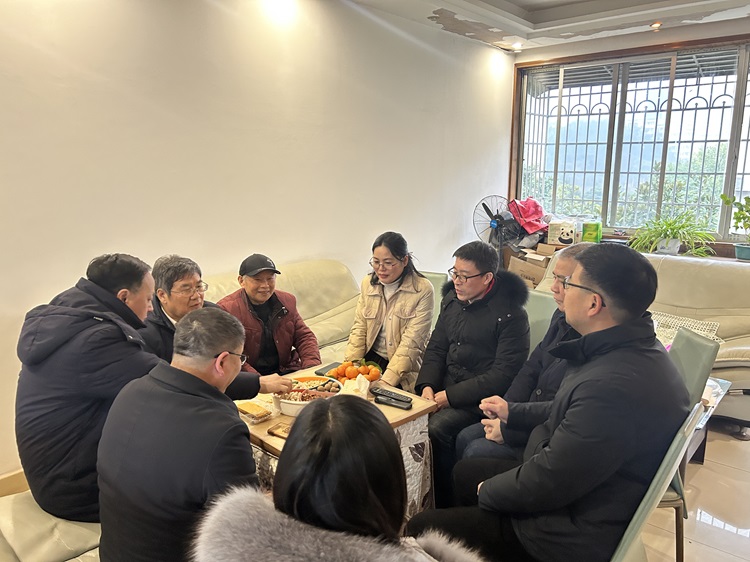 湖南省作协走访慰问永州老作家李长廷。单位供图