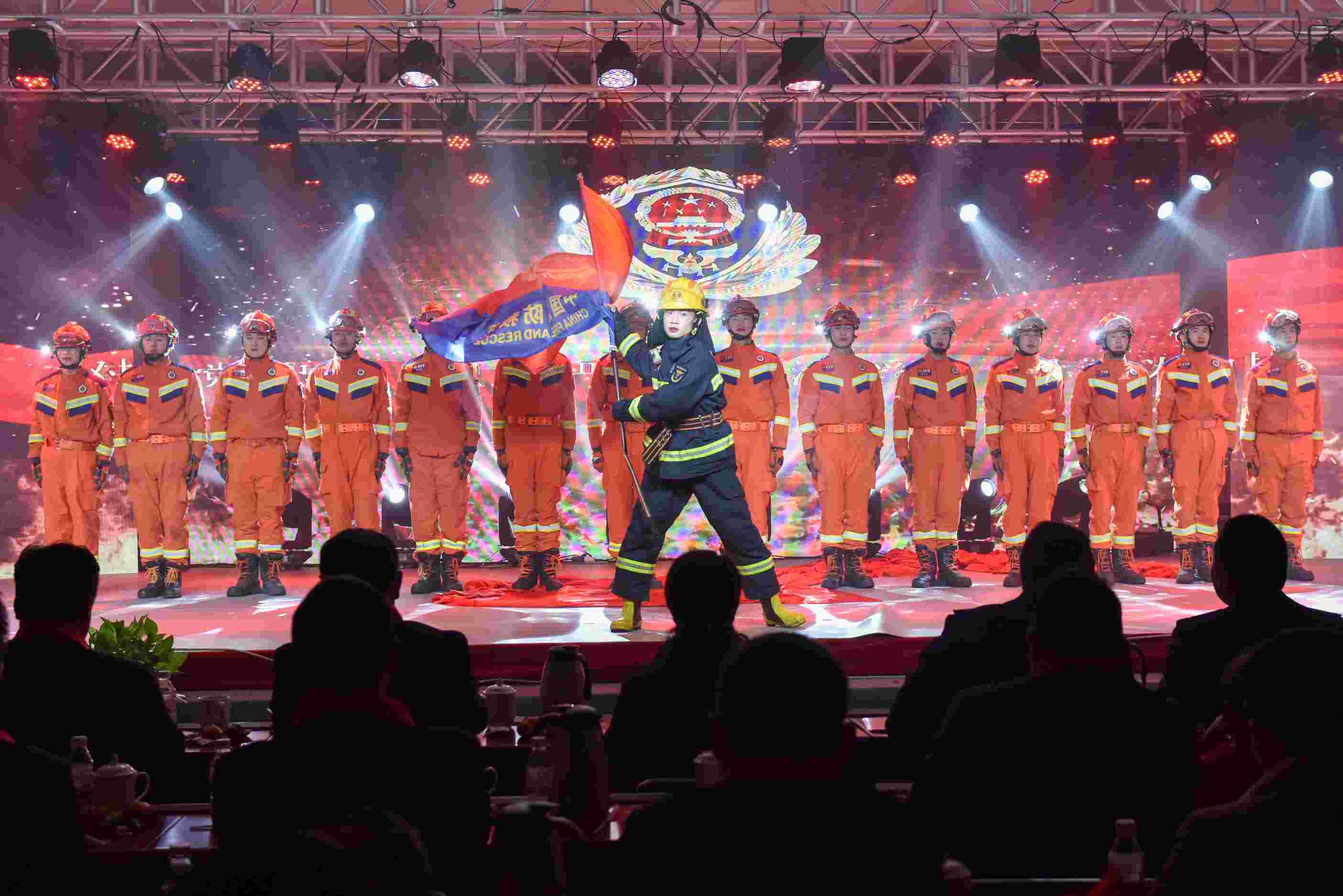 消防指战员演出现场。单位供图