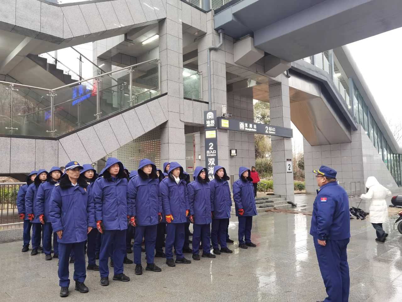 “莲城火焰蓝”除冰突击队集结现场（单位供图）