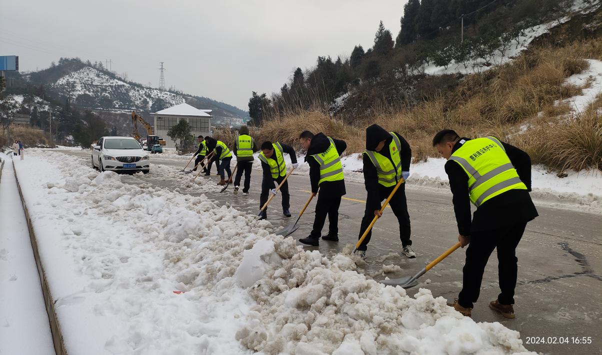 慈利县：风雪“真人山”的公路守护神。单位供图