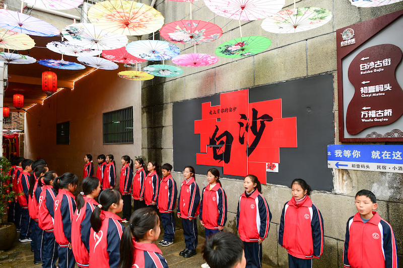 在万福老街入口，白沙村村小的学生表演朗诵节目。彭红霞摄